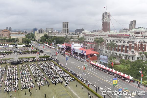 ▲▼民國112年雙十國慶大典，府前觀禮民眾。（圖／記者李毓康攝）