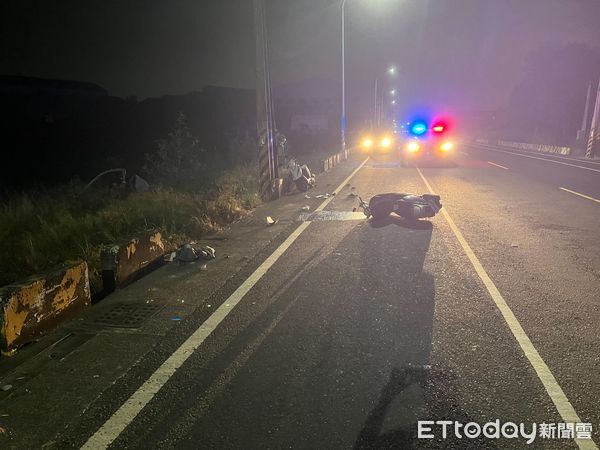 ▲▼             高雄市岡山區寶米路今(10)日凌晨1時許，33歲陶姓男子騎車自撞。（圖／民眾提供）