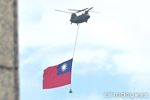 ▲▼民國112年雙十國慶大典，CH-47SD直升機吊掛巨幅國旗通過府前廣場,兩架UH-60M黑鷹直升機伴飛。（圖／記者李毓康攝）