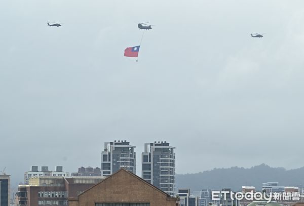 ▲▼民國112年雙十國慶大典，CH-47SD直升機吊掛巨幅國旗通過府前廣場,兩架UH-60M黑鷹直升機伴飛 。（圖／記者李毓康攝）