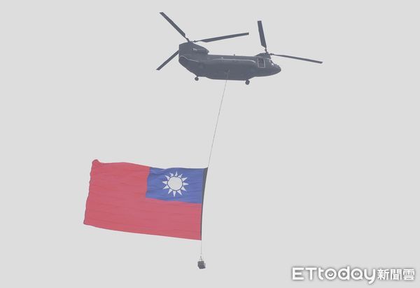 ▲民國112年雙十國慶大典，CH-47SD直升機吊掛巨幅國旗通過府前廣場  。（圖／記者李毓康攝）