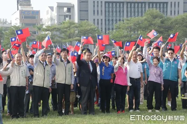 ▲台南市政府10日上午在永華市政中心旁西拉雅廣場舉辦國慶升旗典禮，台南市長黃偉哲率市府各局處首長出席，與各級民意代表、市民一同歡慶中華民國生日快樂。（圖／記者林東良翻攝，下同）