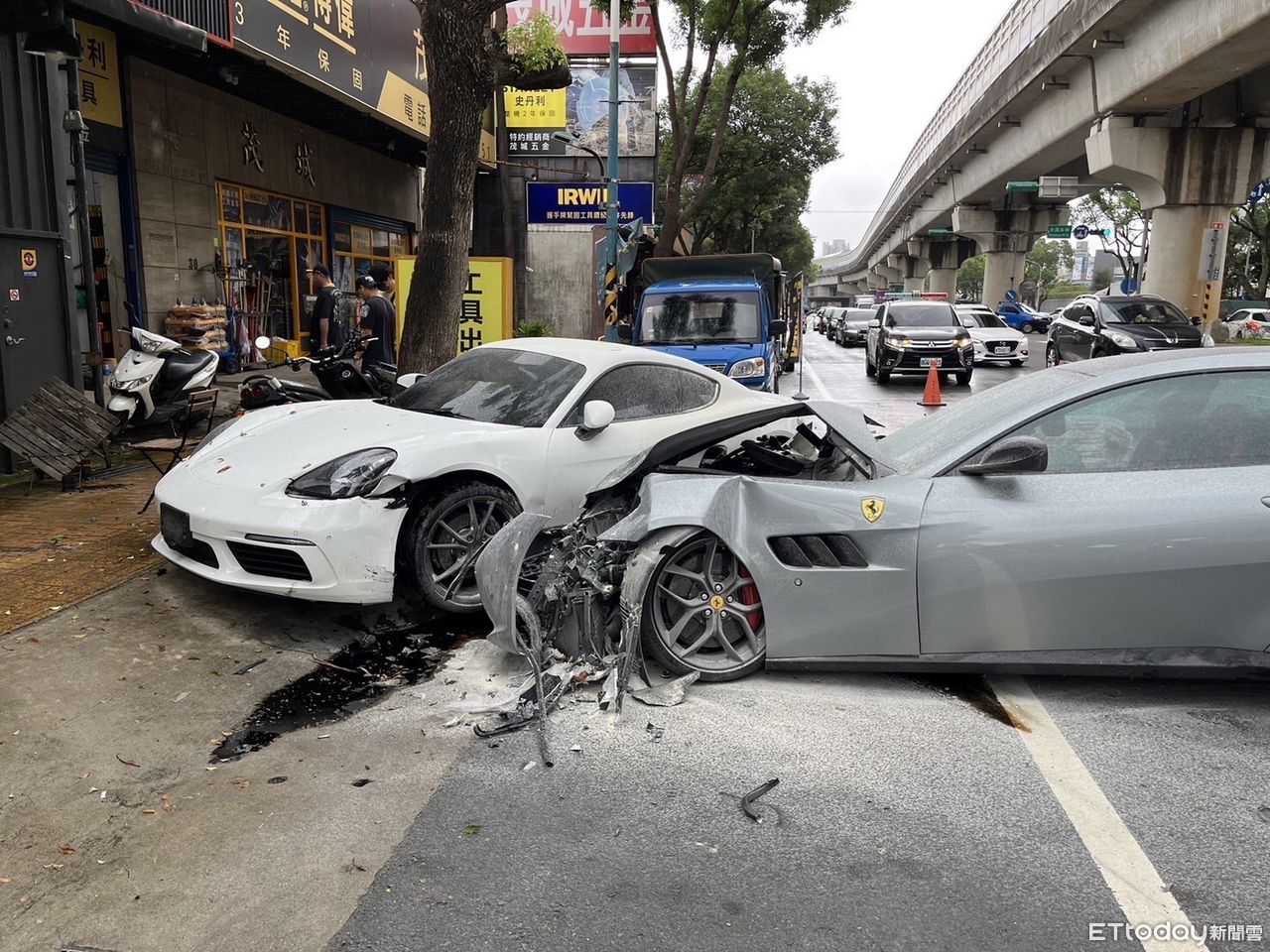 最貴車禍！桃園1500萬法拉利GTC撞保時捷　車頭扭曲、側門凹陷 | ETtoday社會新聞 | ETtoday新聞雲