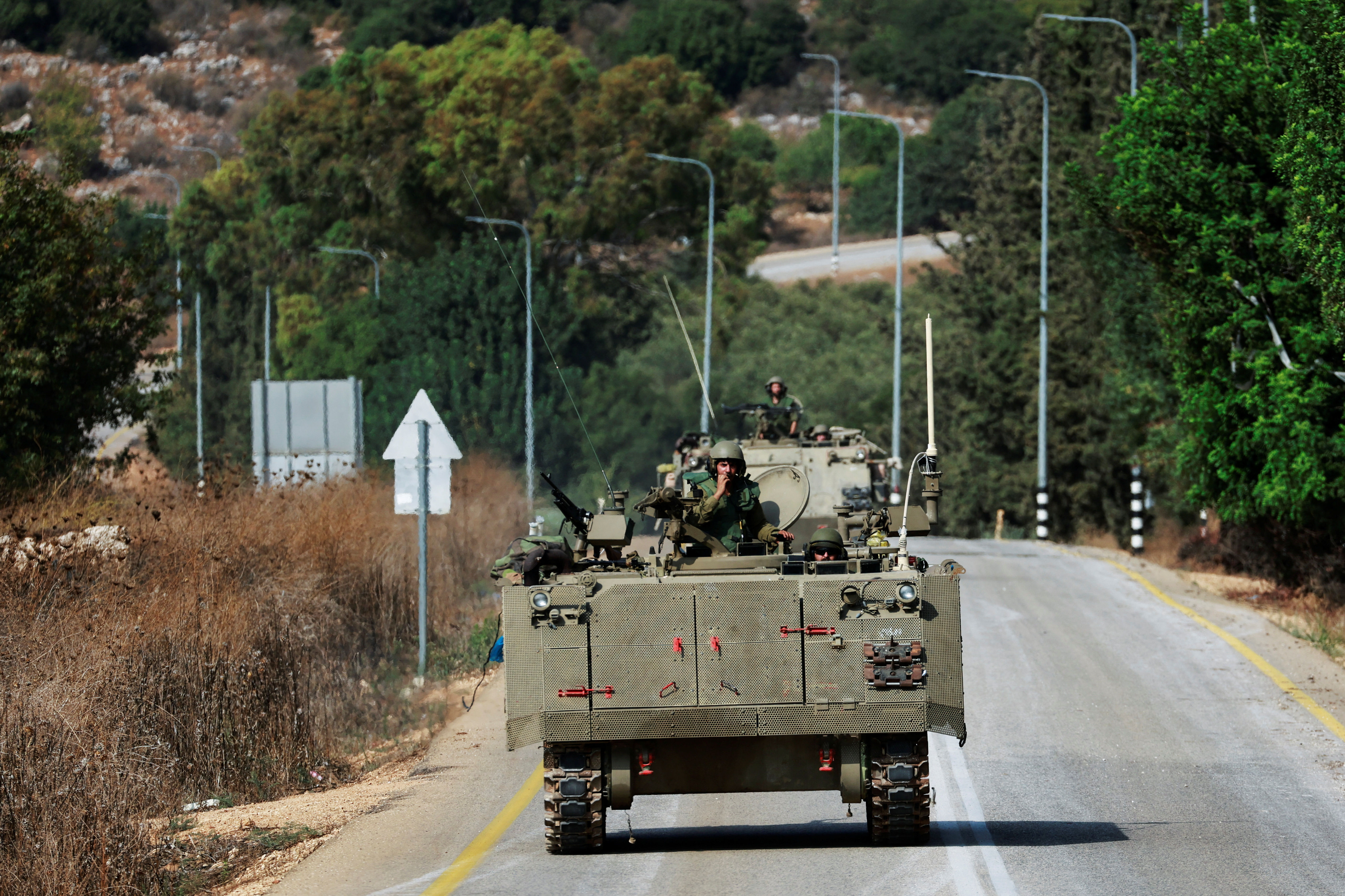 ▲▼ 以色列靠近黎巴嫩邊境的地區出現以軍裝甲運兵車。（圖／路透）