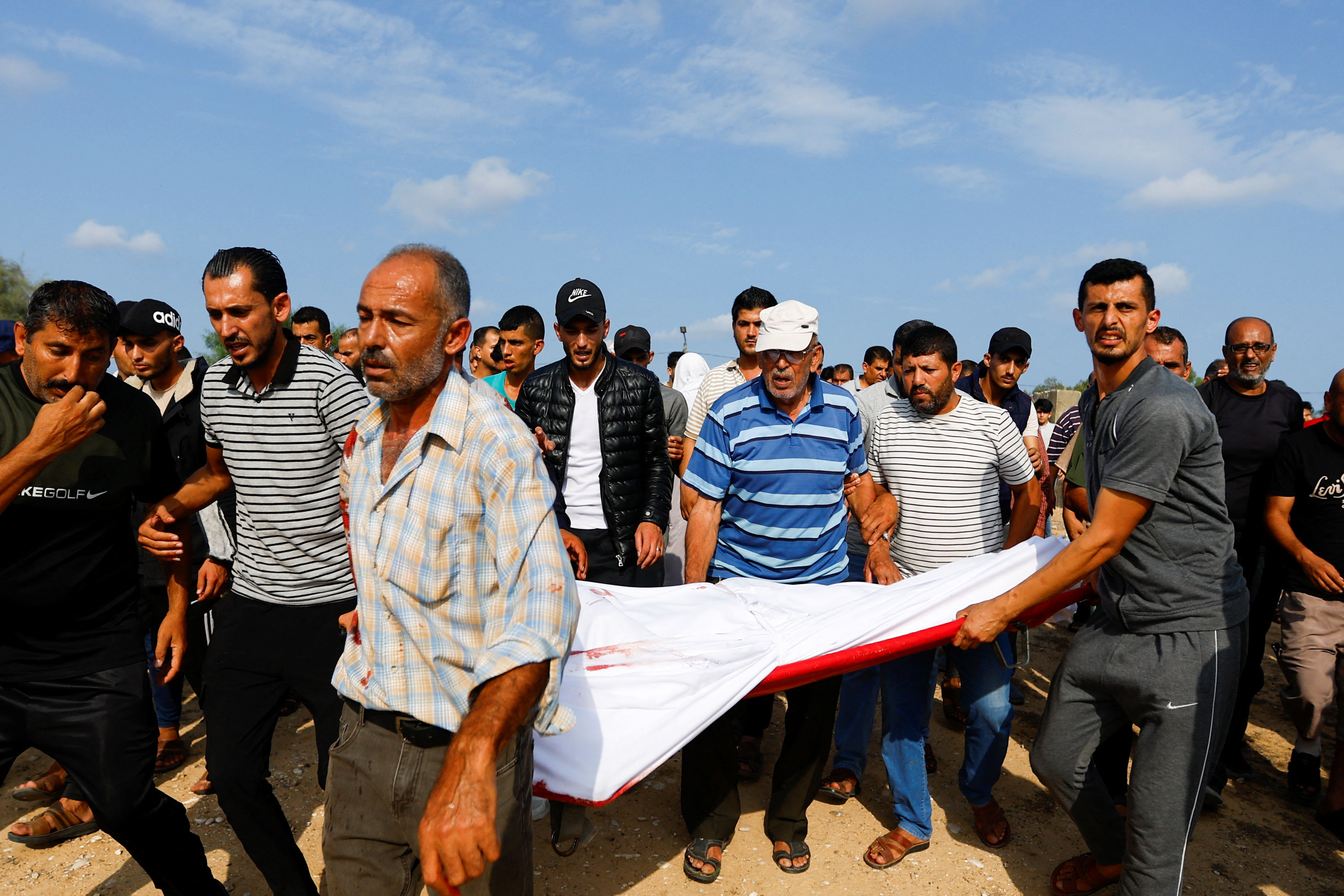 ▲▼ 加薩南部汗尤尼斯（Khan Yunis），巴勒斯坦人為以軍空襲罹難者舉行葬禮。（圖／路透）