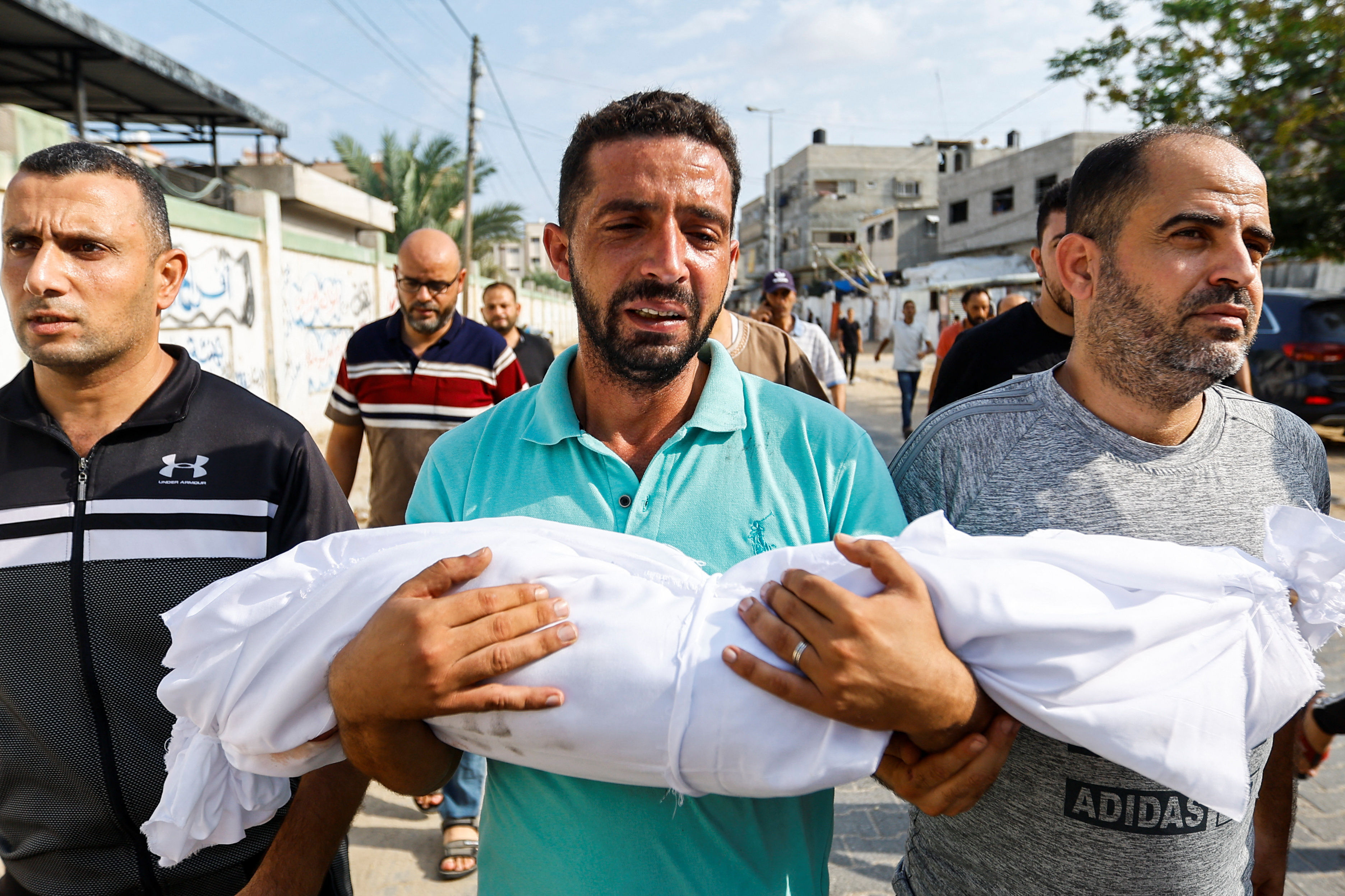 ▲▼ 加薩南部汗尤尼斯（Khan Yunis），巴勒斯坦人為以軍空襲罹難者舉行葬禮。（圖／路透）