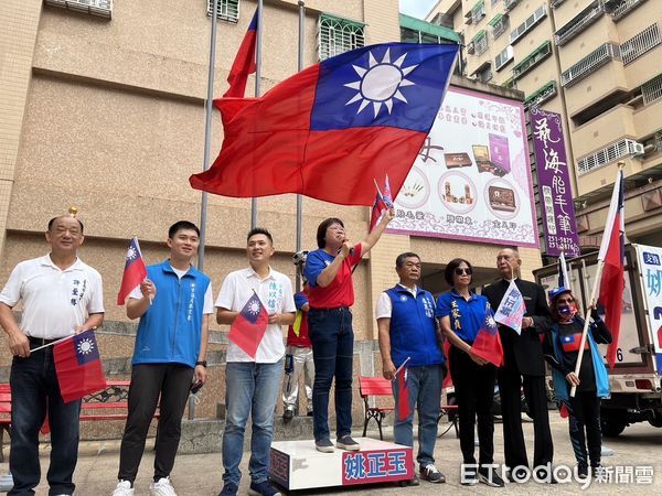 ▲國民黨徵召台南市立委第三選區參選人姚正，10日上午在北區大道新城舉辦雙十國慶升旗典禮，民眾揮動青天白日滿地紅的國旗，同慶中華民國生日快樂。（圖／記者林東良翻攝，下同）