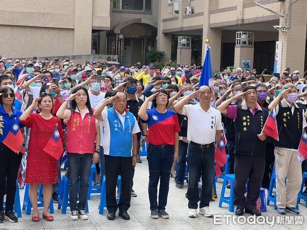 ▲國民黨徵召台南市立委第三選區參選人姚正，10日上午在北區大道新城舉辦雙十國慶升旗典禮，民眾揮動青天白日滿地紅的國旗，同慶中華民國生日快樂。（圖／記者林東良翻攝，下同）