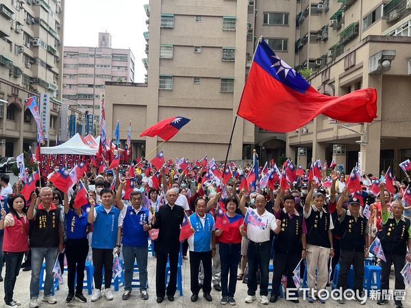 ▲國民黨徵召台南市立委第三選區參選人姚正，10日上午在北區大道新城舉辦雙十國慶升旗典禮，民眾揮動青天白日滿地紅的國旗，同慶中華民國生日快樂。（圖／記者林東良翻攝，下同）