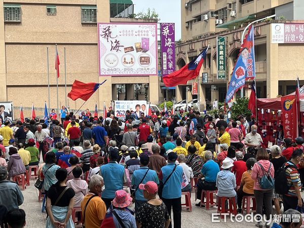 ▲國民黨徵召台南市立委第三選區參選人姚正，10日上午在北區大道新城舉辦雙十國慶升旗典禮，民眾揮動青天白日滿地紅的國旗，同慶中華民國生日快樂。（圖／記者林東良翻攝，下同）