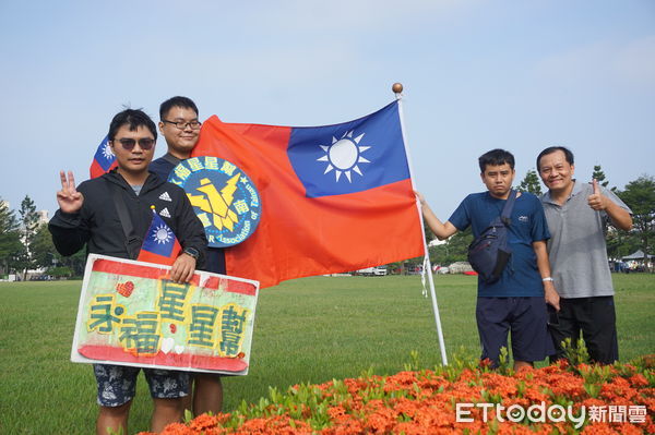 ▲台南市永福國小自閉症巡迴班輔導的肯納兒（俗稱自閉兒），今年3個家庭10餘人主動參與，當年初次參與的星星兒經過了10多年，現今都已成為「肯納青年」，特別是來自安平的張氏一家人則是年年自動參加。（圖／記者林東良翻攝，下同）