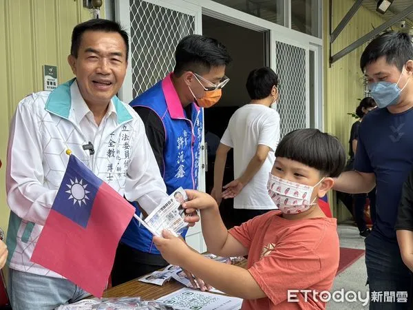 ▲台南市第四選區立委參選人李全教，國慶日當天在永康競選總部發送限量國旗胸針與小國旗，慶祝中華民國112年生日快樂。（圖／記者林東良翻攝，下同）