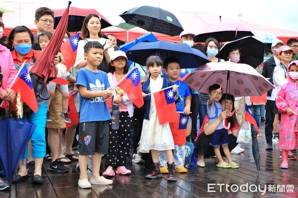 ▲基隆國慶升旗典禮雨中登場。（圖／記者郭世賢翻攝）