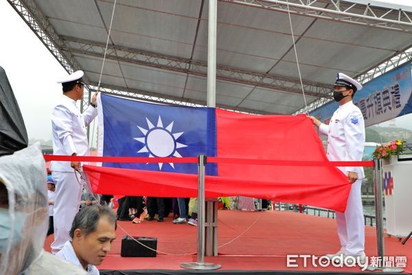 ▲基隆國慶升旗典禮雨中登場。（圖／記者郭世賢翻攝）