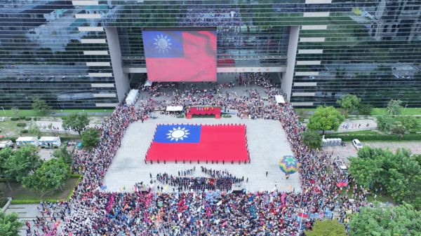 ▲全台最大國旗在台中，盧秀燕：2萬人齊聚府前廣場慶雙十。（圖／台中市政府提供）