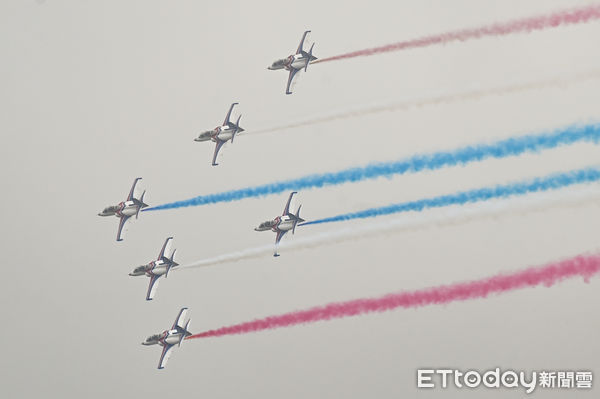 ▲▼民國112年雙十國慶大典主題表演，空軍雷虎小組衝場，AT-3教練機噴發彩煙飛越總統府上空。（圖／記者李毓康攝）