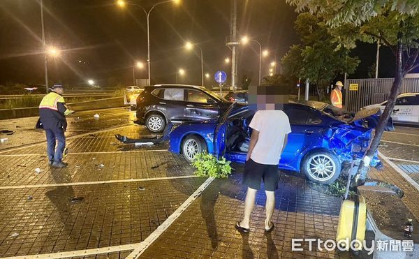 ▲張姓男子今日凌晨駕車行經國一南下楊梅休息站時，失控衝撞2輛停放轎車，被撞2輛車車身嚴重受損。（圖／記者沈繼昌翻攝）