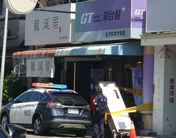 ▲台南市南區金華路2段的無黨籍總統參選人郭台銘連署站，近日突有市警六分局員警拉的警戒線，引起網友關心熱議。（圖／民眾提供，下同）