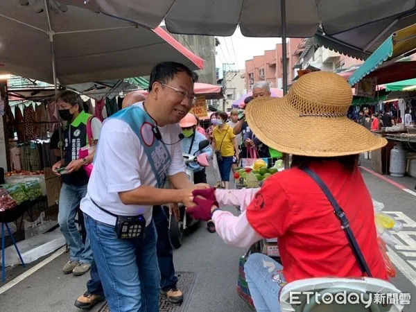 ▲連假尾聲衝刺，台中第8選區謝志忠猛掃山城三市場。（圖／記者游瓊華翻攝）