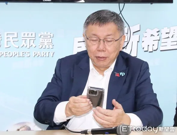 ▲▼柯文哲國慶日時事聯訪 秀新手機。（圖／記者屠惠剛攝）