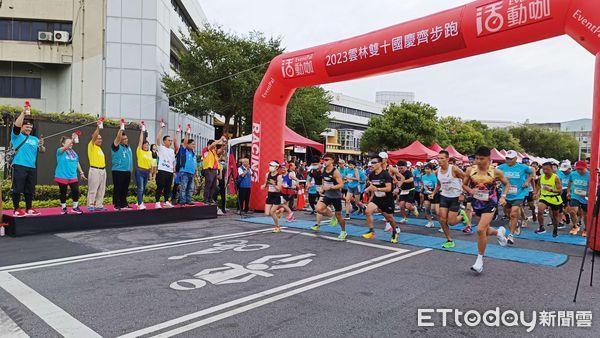 ▲雲林縣政府今年國慶升旗活動特別結合路跑推廣運動發展，吸引許多民眾參與，清晨即集結在縣府廣場。（圖／記者蔡佩旻翻攝）