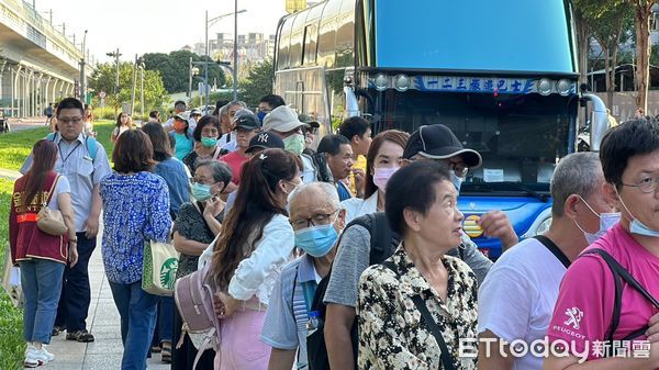 ▲排隊看焰火！台鐵松竹站現人龍等搭接駁車，最新狀況曝。（圖／記者許權毅攝）