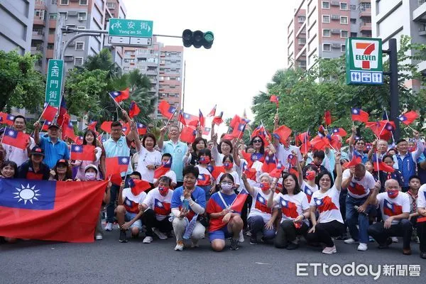 ▲▼ 眾人齊跳火肌舞熱力迎雙十經國、精忠新城舉辦升旗典禮 黃敏惠市長領唱國歌   。（圖／嘉義市政府提供）