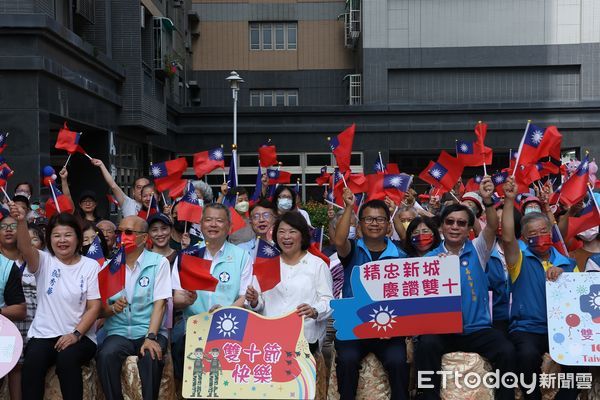 ▲▼ 眾人齊跳火肌舞熱力迎雙十經國、精忠新城舉辦升旗典禮 黃敏惠市長領唱國歌   。（圖／嘉義市政府提供）