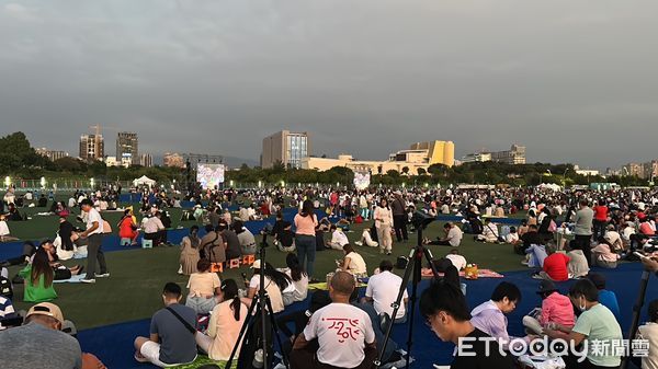 ▲別再進中央公園！台中警啟動人流管制　籲3地點賞焰火。（圖／記者許權毅攝）