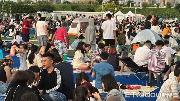 ▲別再進中央公園！台中警啟動人流管制　籲3地點賞焰火。（圖／記者許權毅攝）