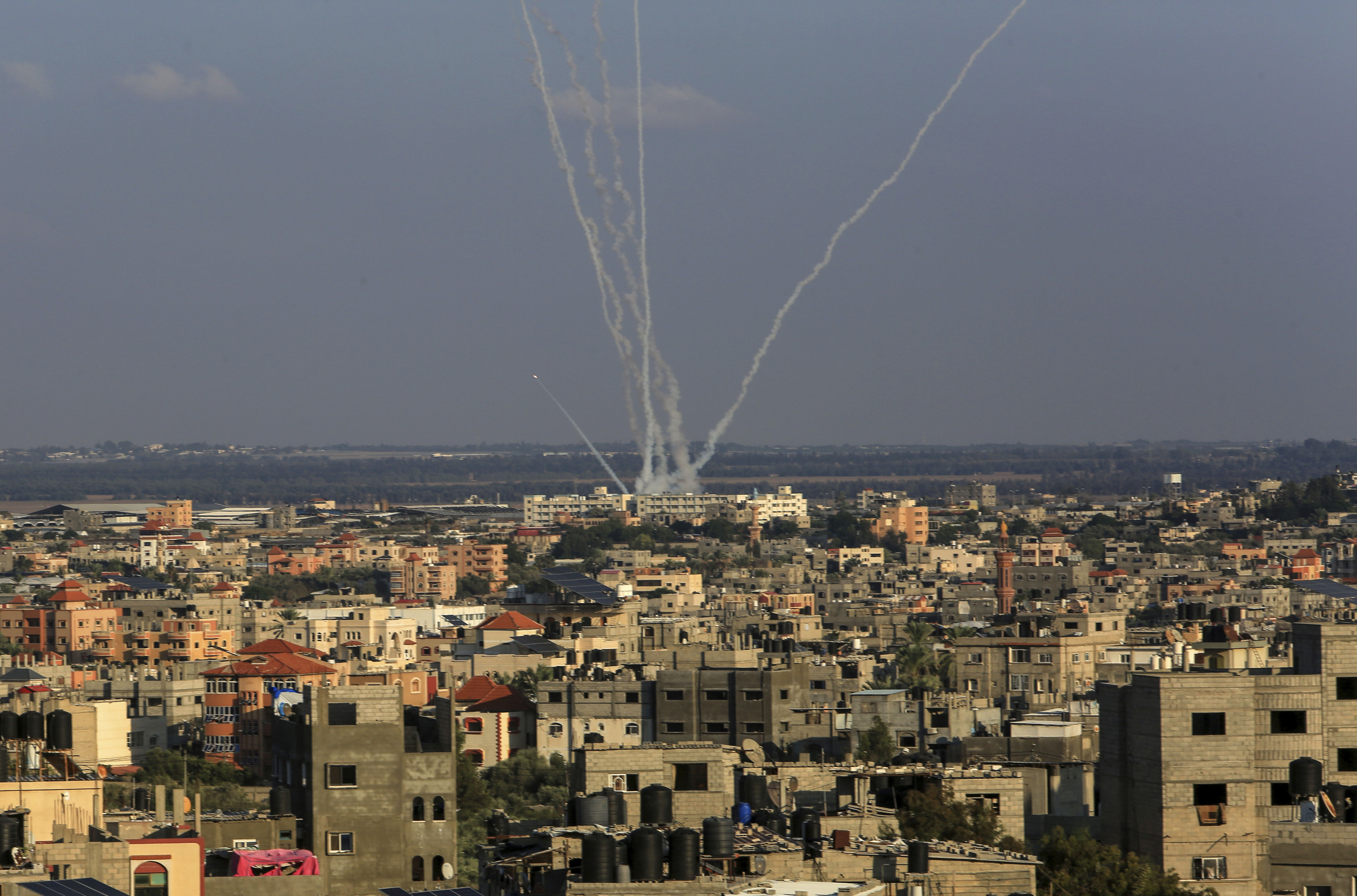 ▲▼ 哈瑪斯10月10日從加薩南部拉法朝以色列發射多枚火箭彈。。（圖／達志影像／美聯社）