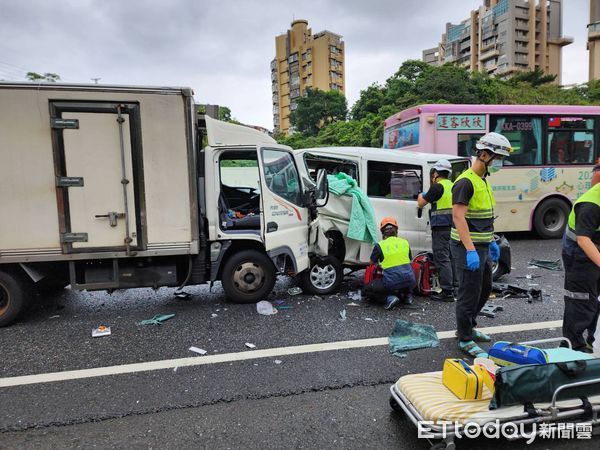 ▲▼            國道3號北上14.8公里處南港交流道今(11)日上午9時許發生車禍 。（圖／記者張君豪翻攝）