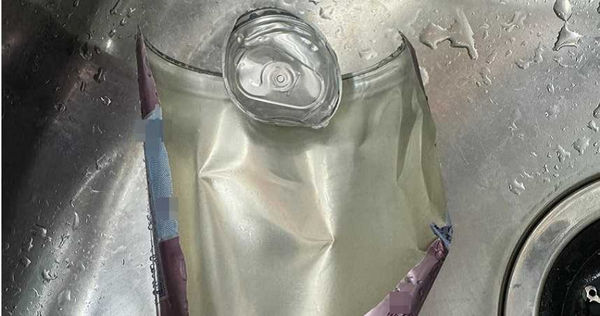 原PO表示，他去好市多買的氣泡飲爆炸。（圖／翻攝Costco好市多商品經驗老實說）