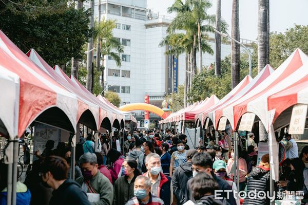 ▲屏東縣政府10月14日在屏東縣內埔國小體育館舉行            現場徵才活動。（圖／記者陳崑福翻攝）