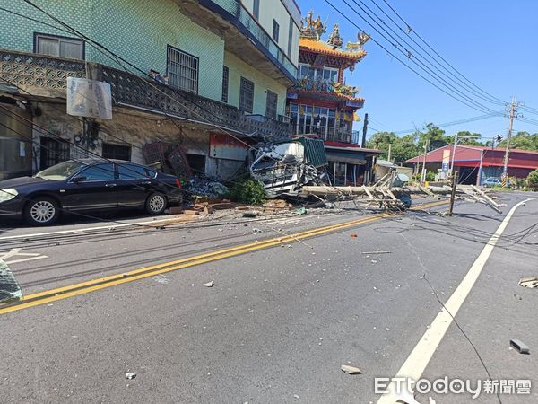 ▲▼卡車失控撞整排電線桿　駕駛手變型被救出             。（圖／記者陳凱力翻攝）