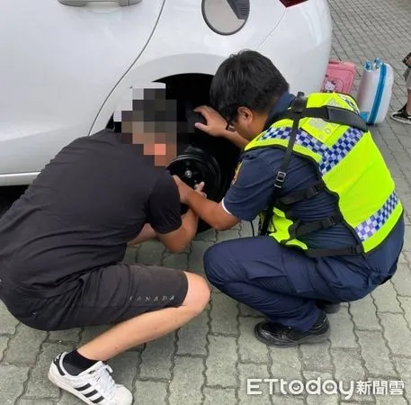 ▲民眾車胎消風，警員協助更換備胎。（圖／記者楊漢聲翻攝）