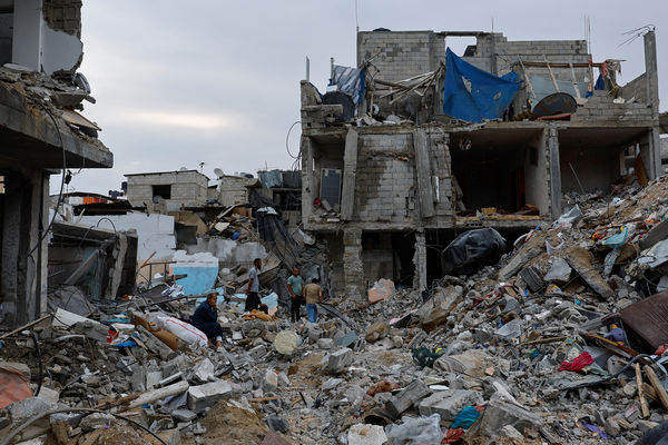 ▲▼哈瑪斯突襲以色列，以軍針對加薩走廊實施報復空襲，拉法巴勒斯坦居民正在檢查被摧毀的建築物。（圖／路透）