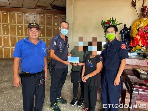 ▲尚義村村長許慶源與大埤分駐所警員陳言劼得知蕭婦家中急需協助後，緊急聯繫慈善公益團體幫忙處理後事。（圖／記者蔡佩旻翻攝）