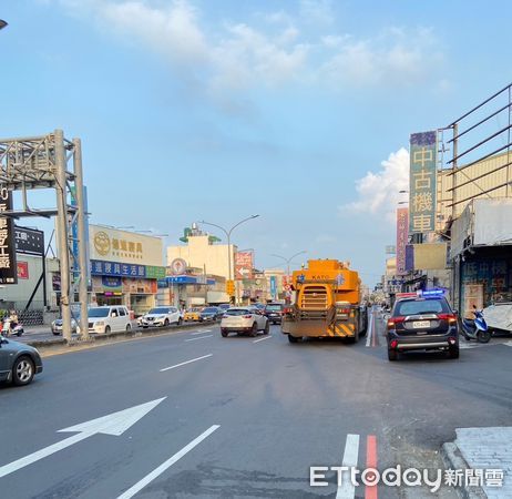 ▲台南市永康區復興路11日下午4時許發生1起死亡車禍，1部動力機械車行經該處時，與1部機車發生車禍，機車騎士人車倒地被動力機械車當場輾斃。（圖／民眾提供，下同）