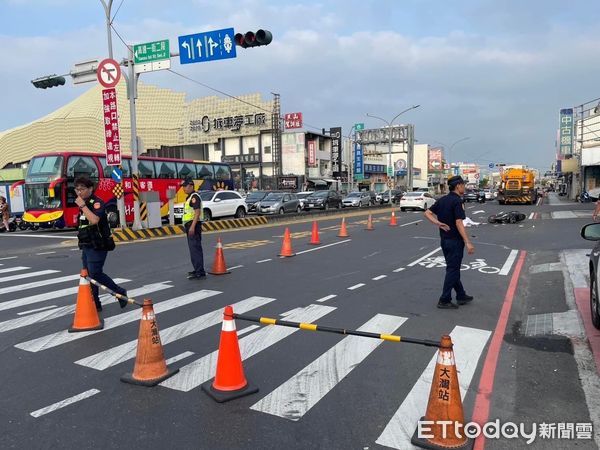 ▲台南市永康區復興路11日下午4時許發生1起死亡車禍，1部動力機械車行經該處時，與1部機車發生車禍，機車騎士人車倒地被動力機械車當場輾斃。（圖／民眾提供，下同）