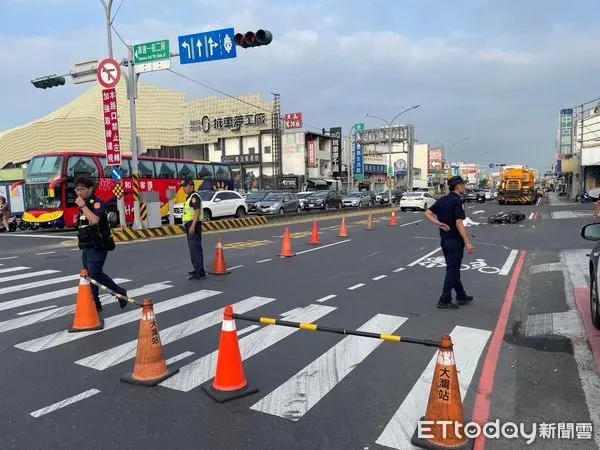 ▲台南市永康區復興路11日下午4時許發生1起死亡車禍，1部動力機械車行經該處時，與1部機車發生車禍，機車騎士人車倒地被動力機械車當場輾斃。（圖／民眾提供，下同）