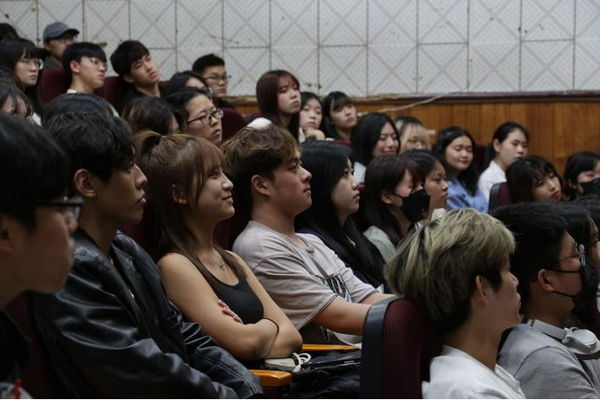 圖三：世新廣電系大一學生對國際名導蔡明亮的分享深感興趣、座無虛席。（圖／世新大學提供）