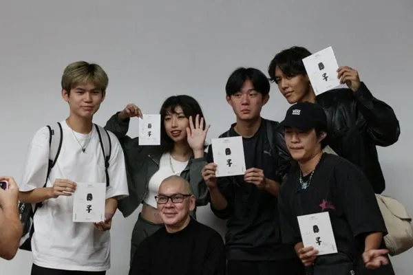 圖一：世新廣電系學生熱情支持蔡明亮執導新作《日子》及展覽《蔡明亮的日子》。（圖／世新大學提供）