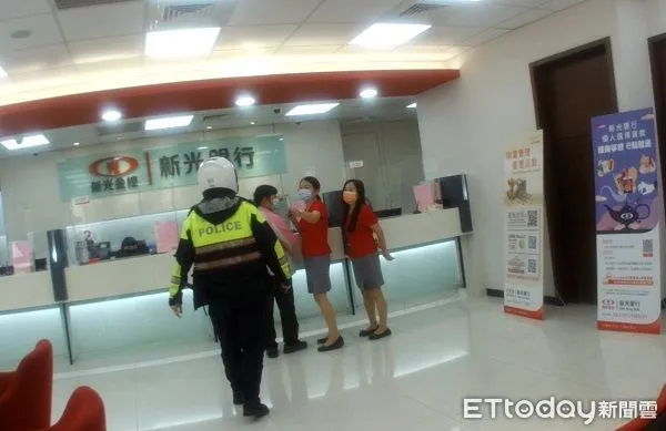 ▲警方獲報有民眾遭詐騙欲匯款趕往勸阻。（圖／八德警分局提供）