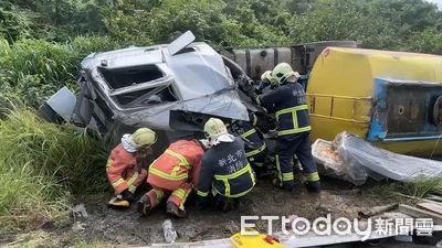 快訊／台2線槽車翻覆！駕駛夾困變形車頭　救出送醫仍不治