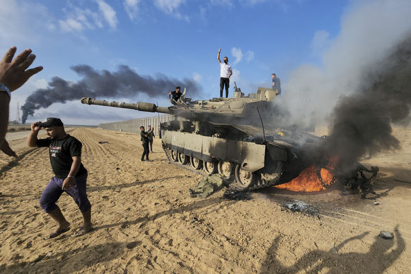 ▲▼控制加薩走廊的哈瑪斯組織7日對以色列發動突襲，一輛以色列戰車慘遭摧毀。（圖／達志影像／美聯社）