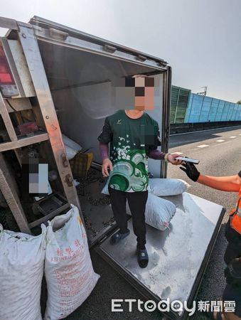 ▲國道彰化段貨車翻覆造成大塞車。（圖／彰化縣消防局提供）