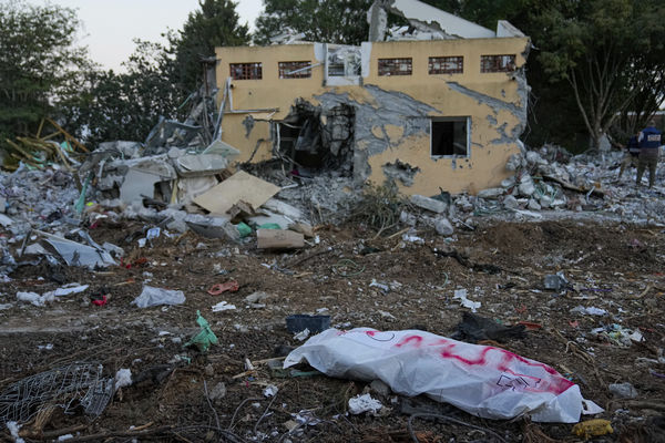 ▲▼哈瑪斯突襲，以色列邊境城鎮貝里（Be`eri）目前已尋獲100多具遺體。（圖／達志影像／美聯社）