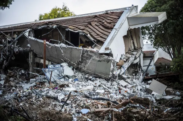 ▲▼哈瑪斯突襲，以色列邊境城鎮貝里（Be`eri）目前已尋獲100多具遺體。（圖／達志影像／美聯社）