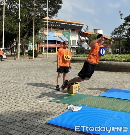 ▲台南市消防局第一救災救護大隊，於新營體育場針對所有外勤人員舉辦新式體能測驗。（圖／記者林東良翻攝，下同）